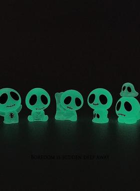 无聊瞭，摆一堆夜光外星人治愈电脑桌面日式工位办公桌小摆件装饰