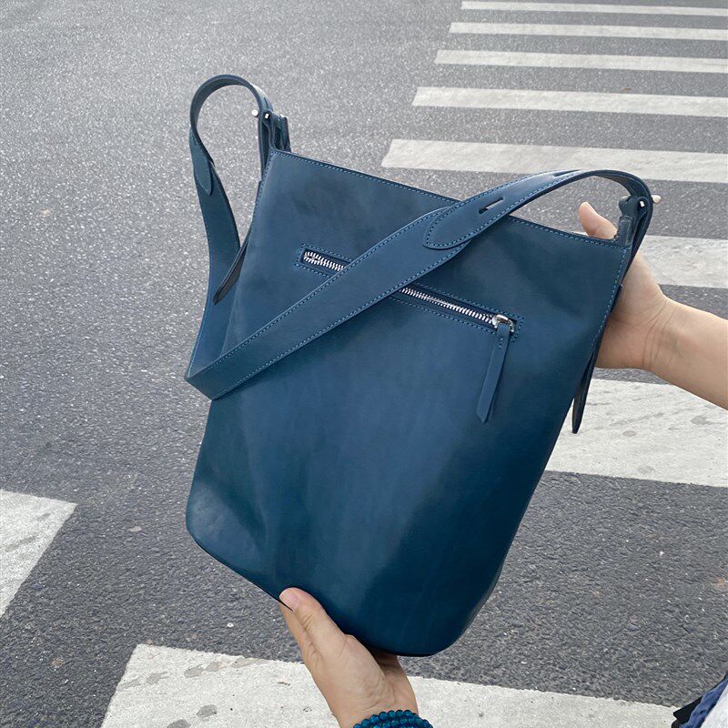 独行野兽真皮头层植鞣牛皮拉链水桶包宽肩带小众厚牛皮单肩斜挎包