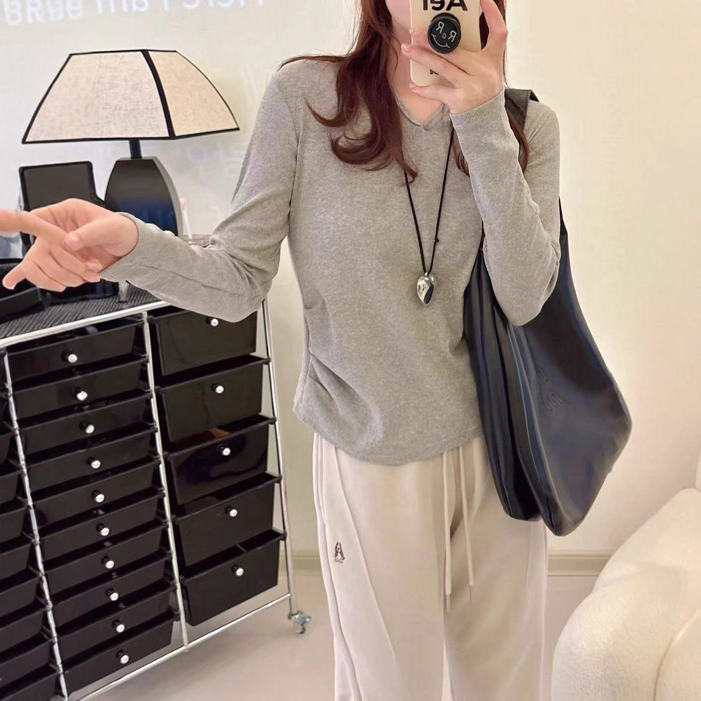 早秋穿搭上衣v领纯色褶皱衣服女款高级感韩系辣妹打底衫女长袖
