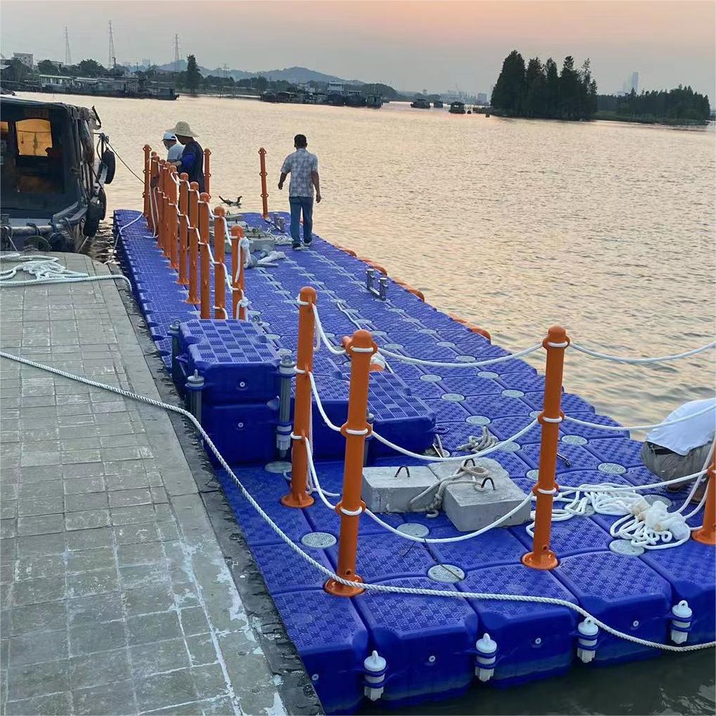 海上塑料浮筒靠船码头泊位