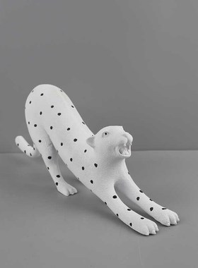 简约创意白色波点豹子动物摆件样板间艺术品家居客厅酒柜桌面软装