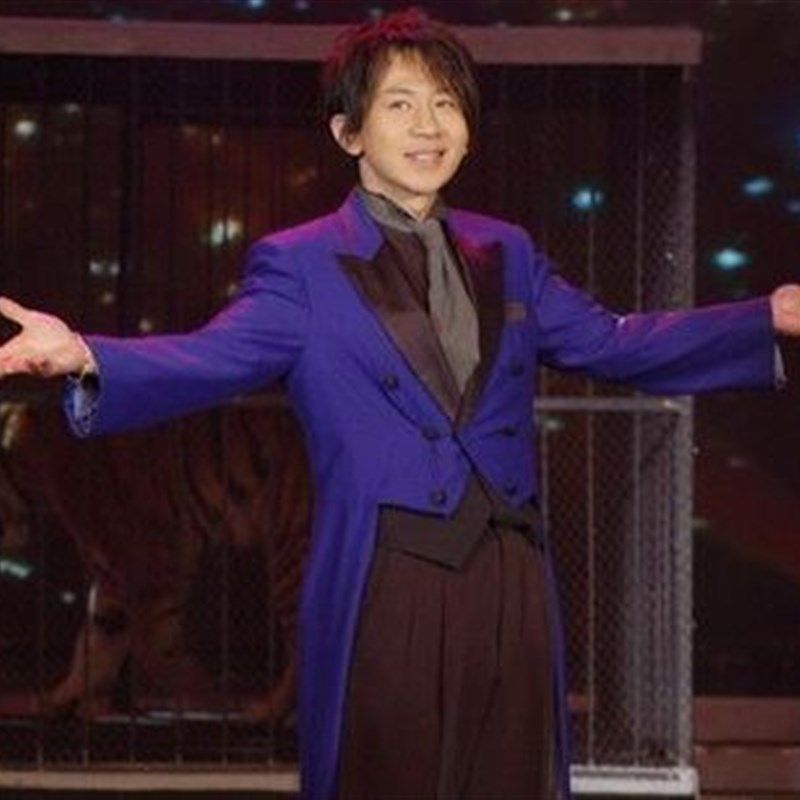 刘谦变魔术服出伞出扇出鸽子燕尾服装 根据喜好订做 定制演出服