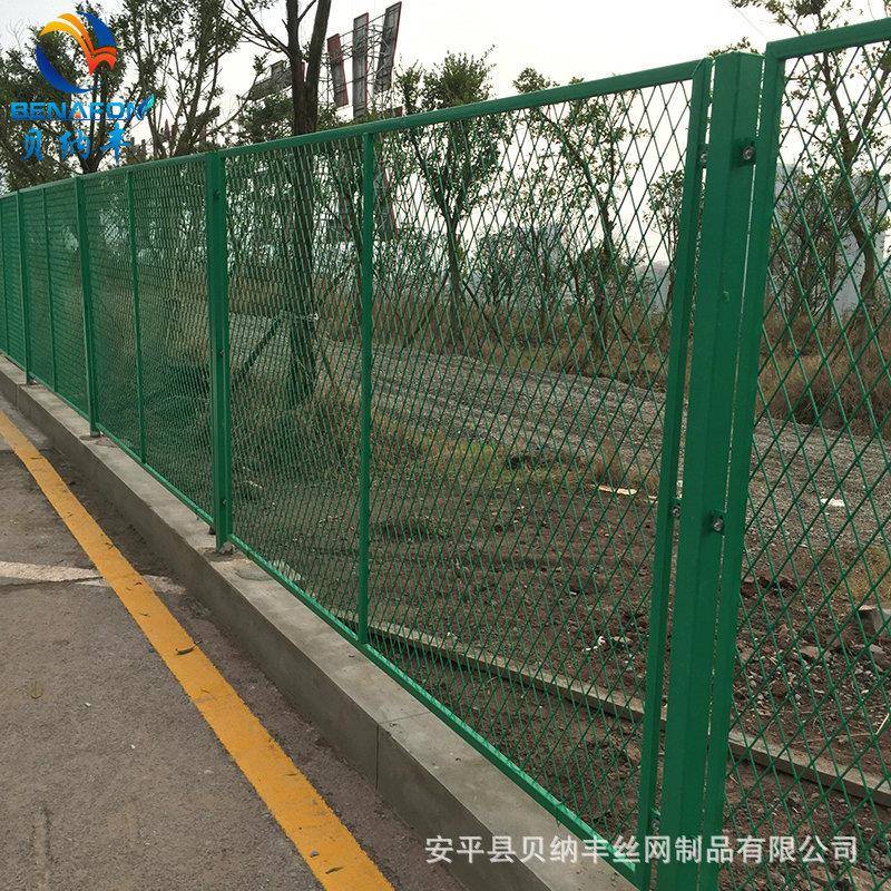 钢板网护栏厂家供应保税区护栏网菱形孔边防码头隔离网围栏
