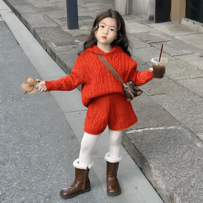 女童新年服套装2024秋冬新款红色麻花纹加厚连帽毛衣短裤两件套潮
