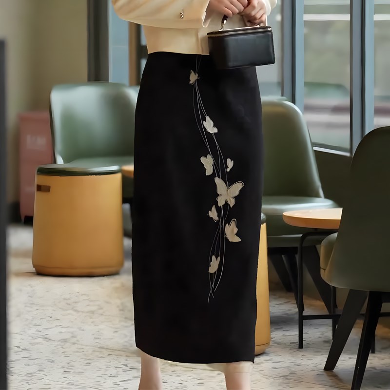 黑色大码长款宽松印花半身裙女2024年冬季新款小众别致包臀直筒裙