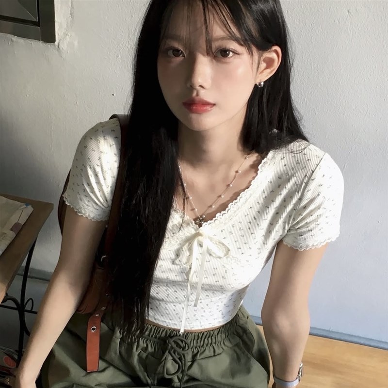 春天记事簿 碎花蕾丝花边V领短袖T恤 纯欲风甜美修身短款上衣