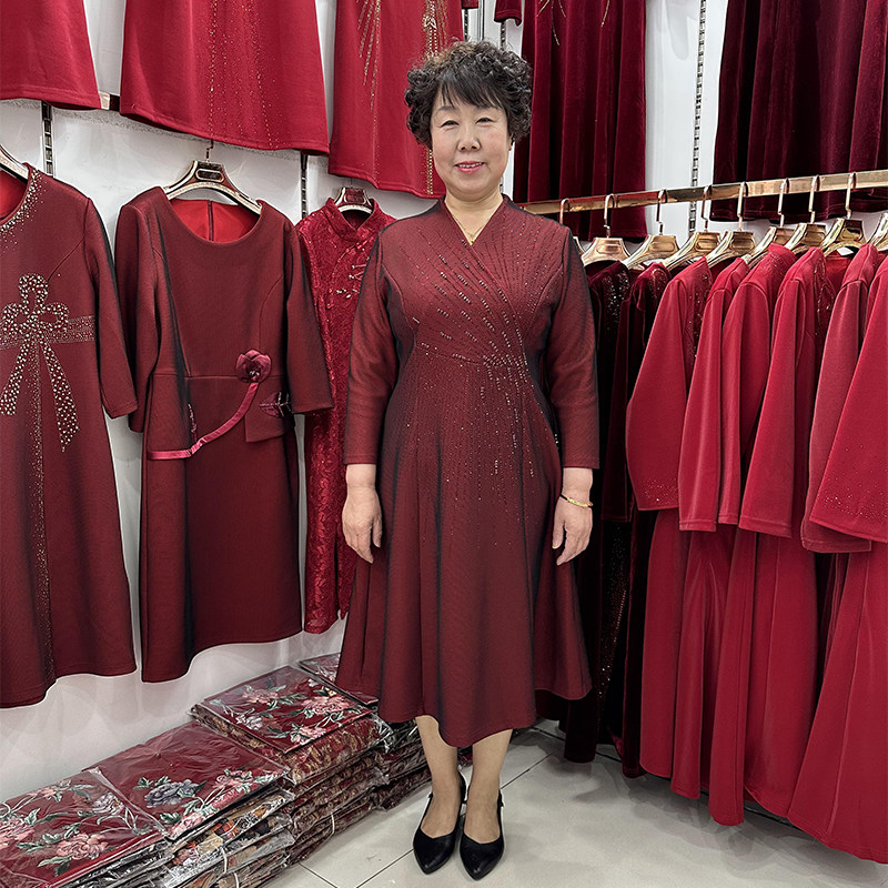 中老年春季新款V领婚宴连衣裙女2023简约小个子高贵妈妈礼服显瘦