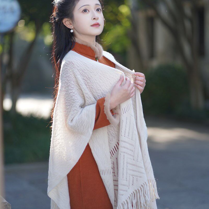 她来了复古旗袍披肩开衫秋冬季外搭女百搭针织长款流苏披风围巾