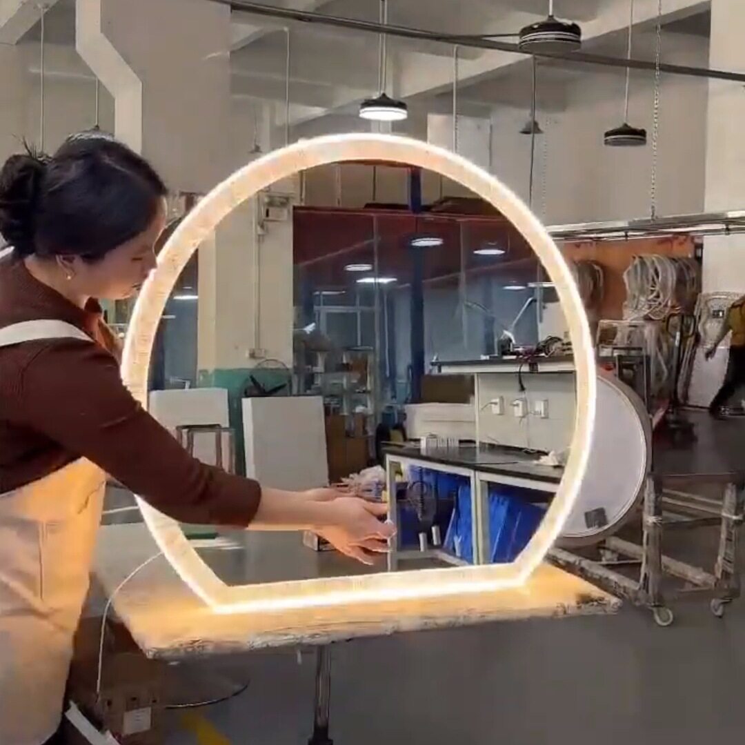 半圆壁挂触控带灯防雾化妆镜