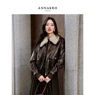 玖姿安娜蔻摩登巴恩风拼接翻领短款廓形PU皮外套女2025冬季新款