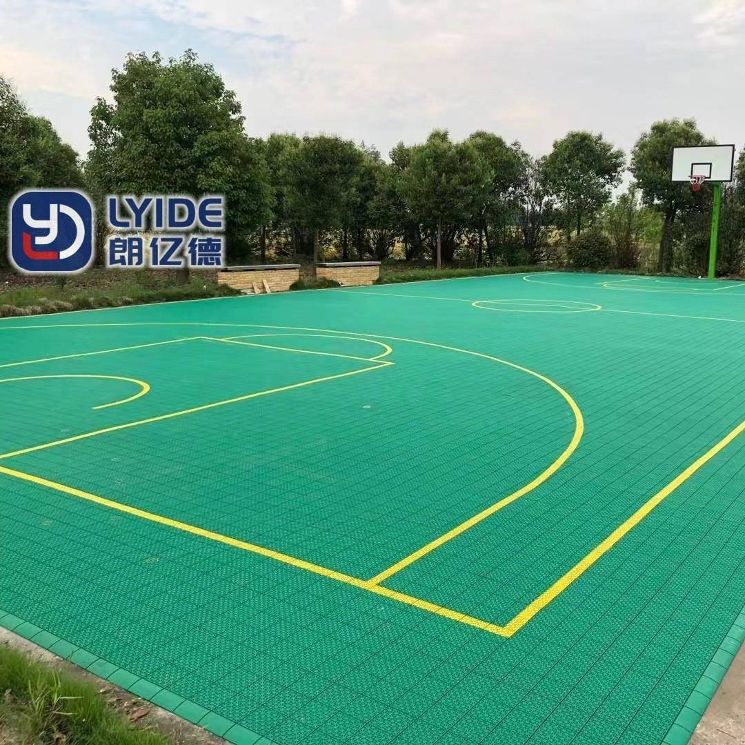 悬浮拼装地板现篮WCM球场室外自幼儿园操场软铺弹性体地塑板厂家