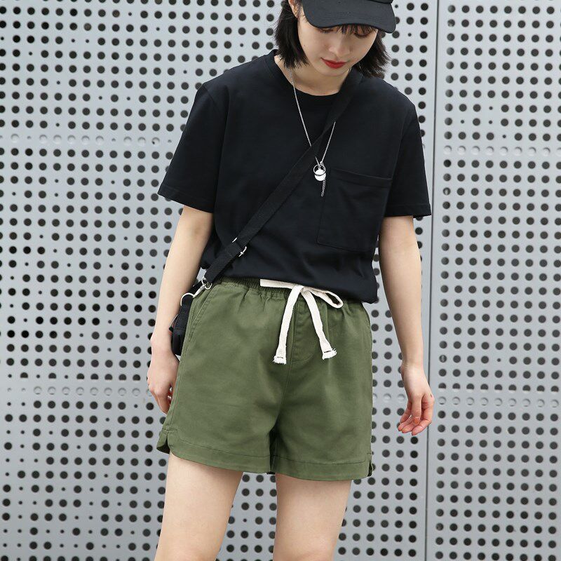 军绿色运动短裤女夏2025新款宽松大码胖mm休闲工装三四分裤衩外穿