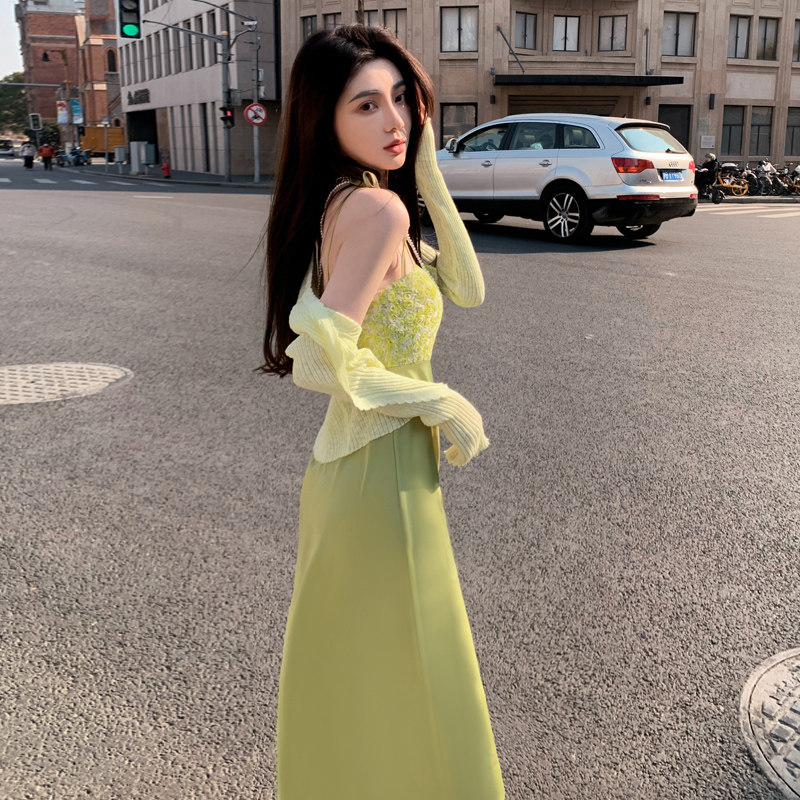 吊带连衣裙碎花套装裙两件套夏牛油果绿海边三亚度假穿搭绿色裙子