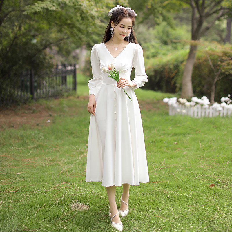 领证登记小白裙冬季法式缎面穿搭高级感长袖轻婚纱礼服订婚洋装