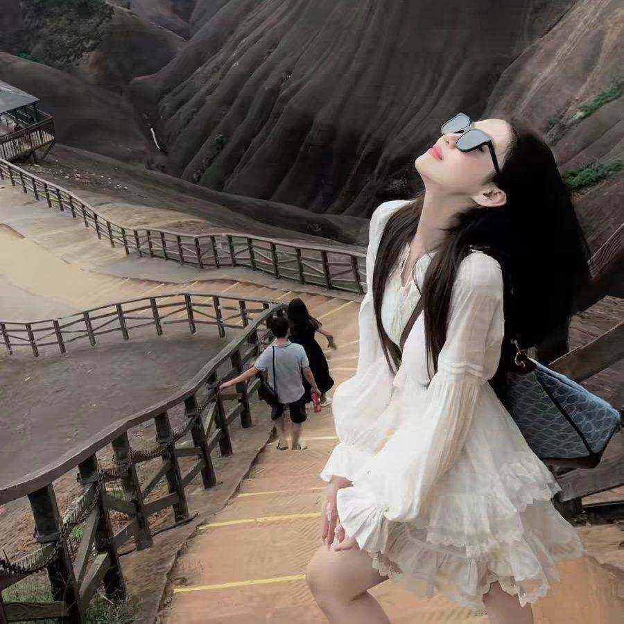 法式气质高级感长袖连衣裙女春秋秋新款不规则蛋糕裙修身蓬蓬短裙