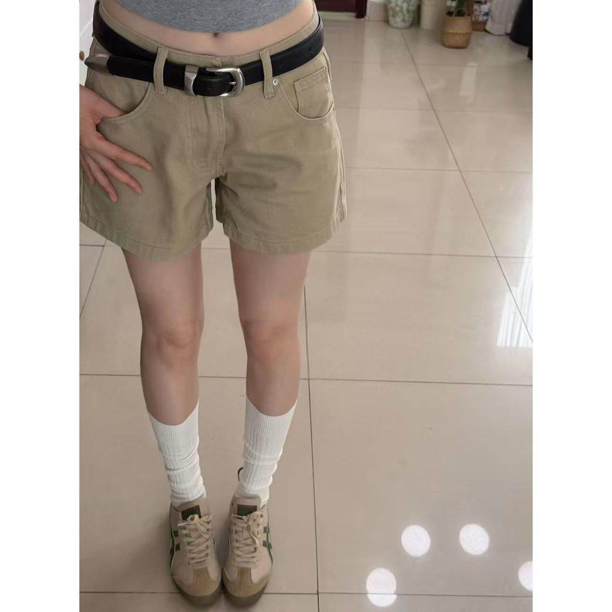 卡其色休闲牛仔短裤女2026年夏季新款宽松显瘦版型超好的字热裤
