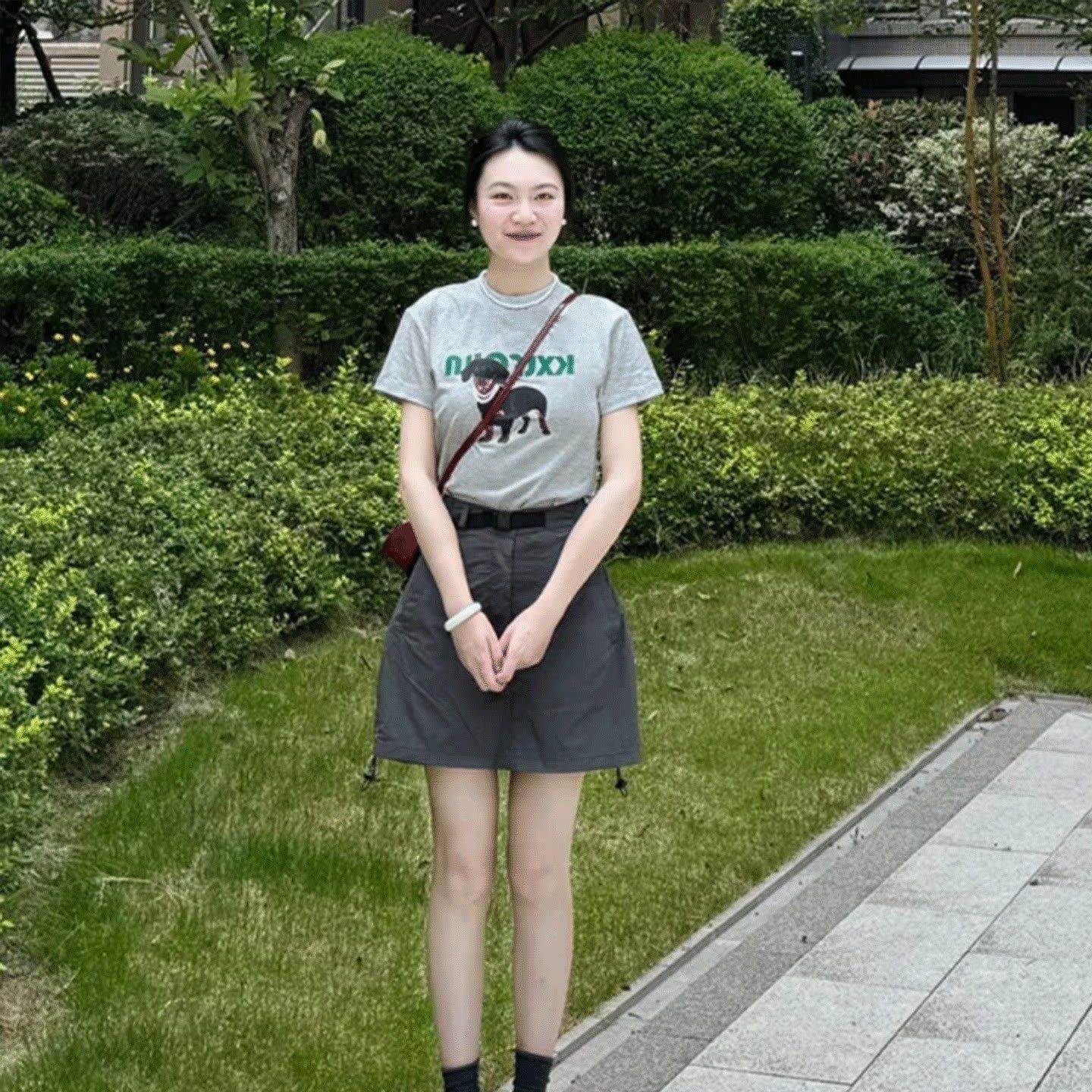 休闲风灰色小狗印花恤女夏季透气搭配深灰高腰显瘦工装短裙套装