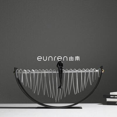 奢简约现代轻色金属坐姿人物饰摆件样板MOR房售黑楼处客厅玄关装