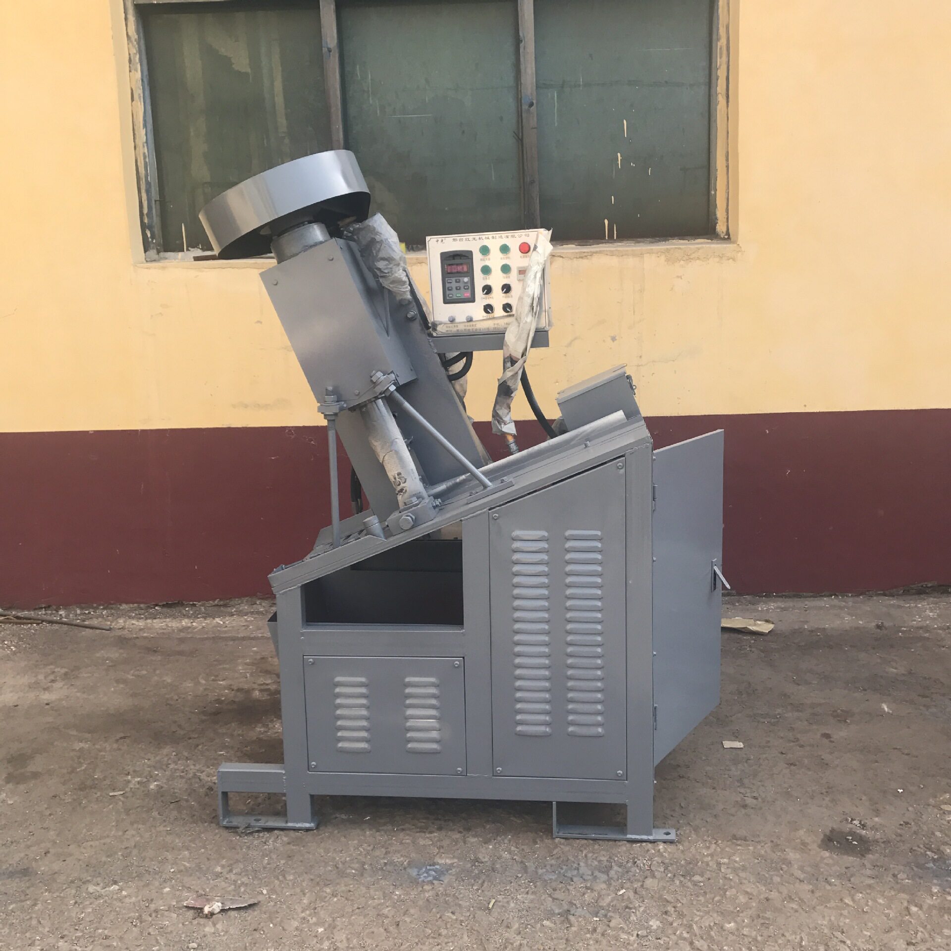 好用攻丝机套筒螺母攻丝机