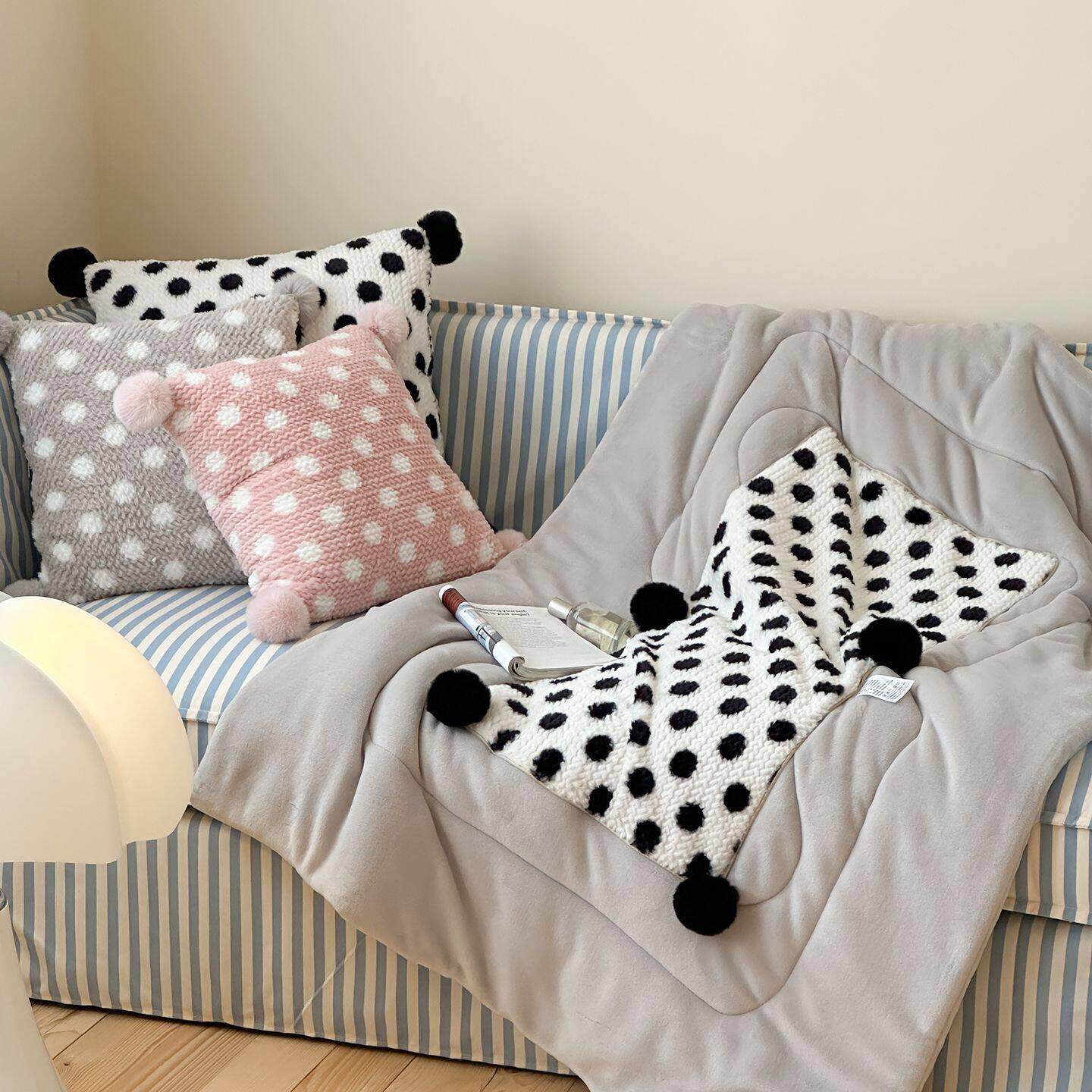 新款毛球抱枕被子两用加绒加厚法莱绒午休盖毯汽车内靠垫学生午睡