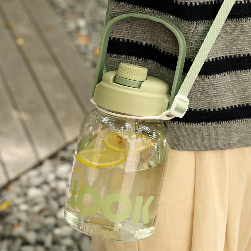 大容量水杯夏季男女m生塑料耐高温水壶户外便携学生带吸管斜挎杯
