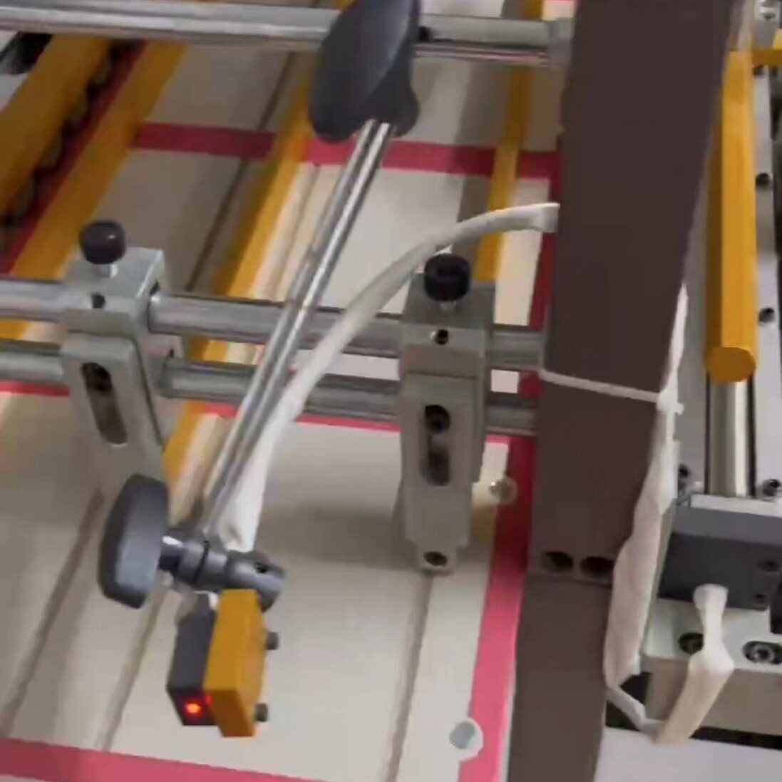 全自动贴磁铁机 全自动贴铁片机 皮壳全自动贴磁铁机