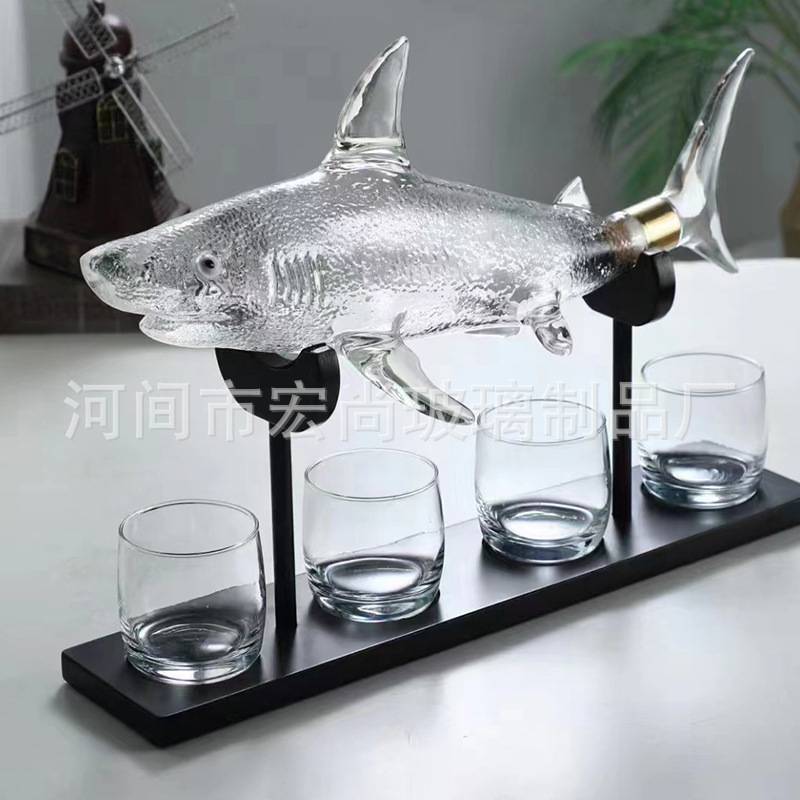 高硼硅玻璃工艺酒瓶异形醒酒器创意造型动物泡酒瓶鲨鱼造型泡酒瓶