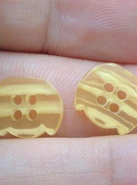 ISI钮厂家辅直黄色条纹珠光树脂扣服饰料四眼销扣缺口异形不规则