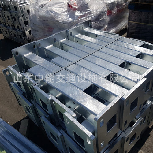波形护栏板喷塑护栏高速防撞法兰立柱热镀锌桥梁护栏厂家直供出口