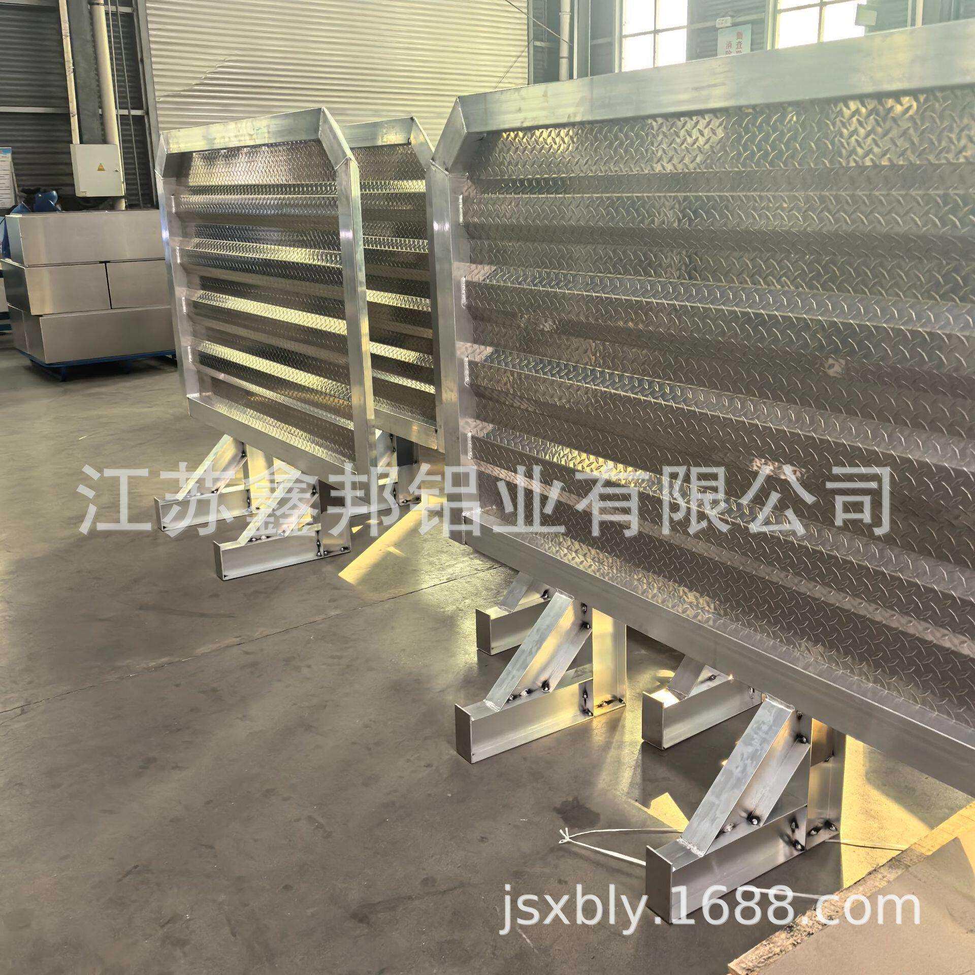 卡车收纳工具箱卡板大货车工具防水支架绳索铁链挂架防雨布收纳箱