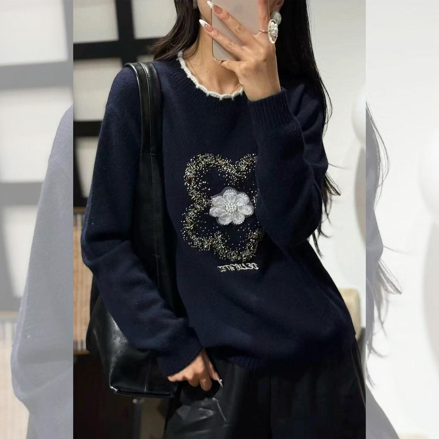 好看灰色圆领刺绣针织毛衣女2026年秋冬新款洋气欧货潮时髦上衣