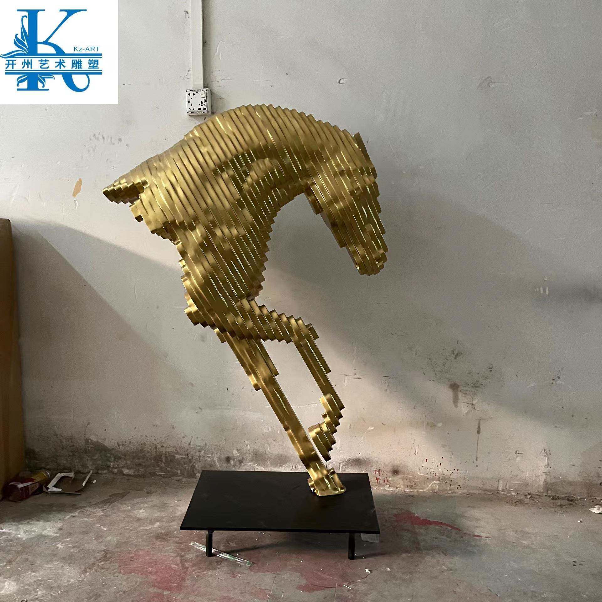 创意抽象雕塑艺术品摆件香槟金铁艺马样板房售楼处大堂软装饰美陈
