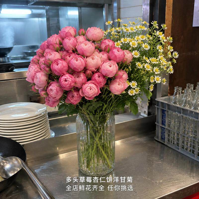云南鲜花昆明直发斗南花卉多头草莓杏仁饼配洋甘菊鲜切花基地直发