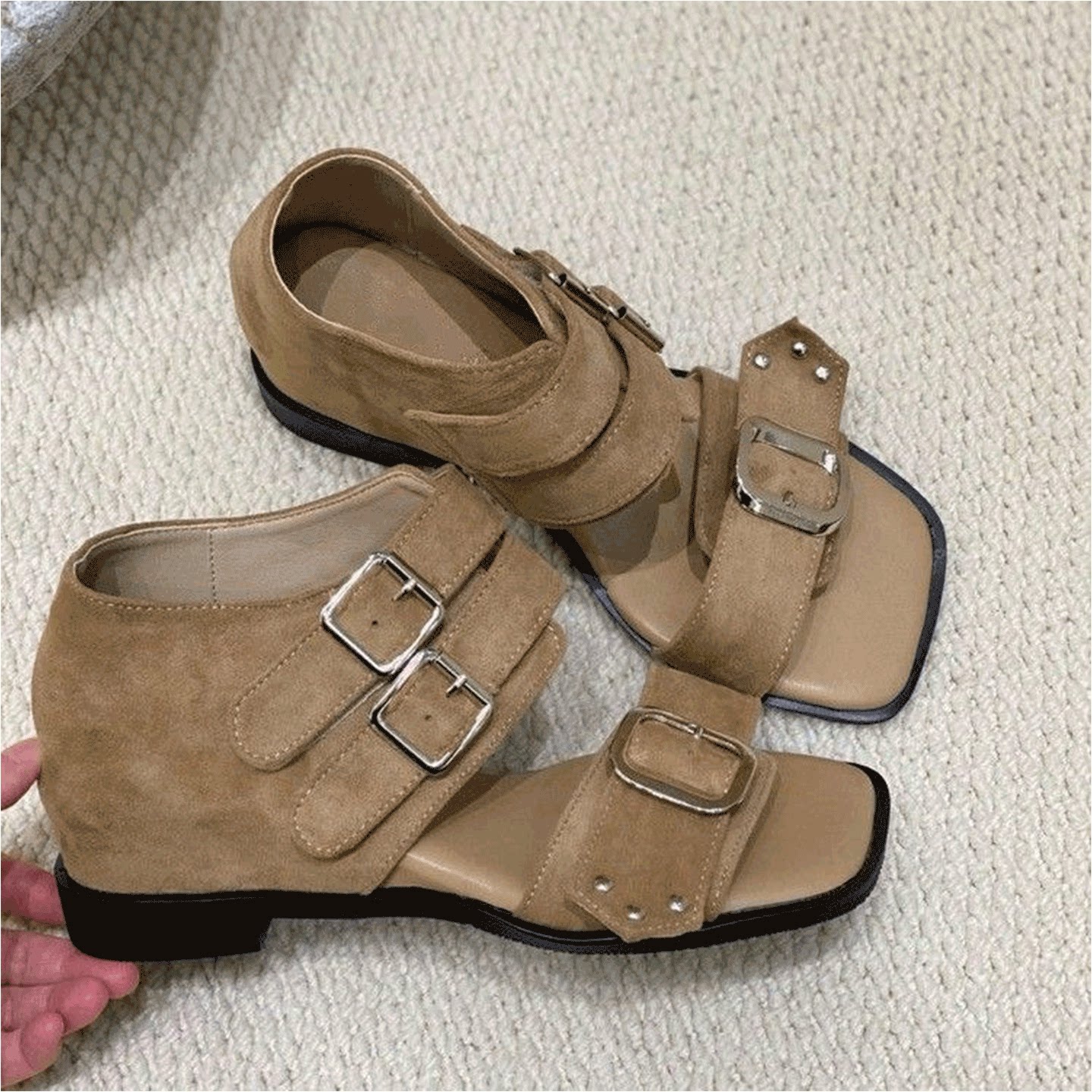 双扣带露趾夏季新款内增高罗马凉鞋女平底百搭金属扣外穿方头凉鞋