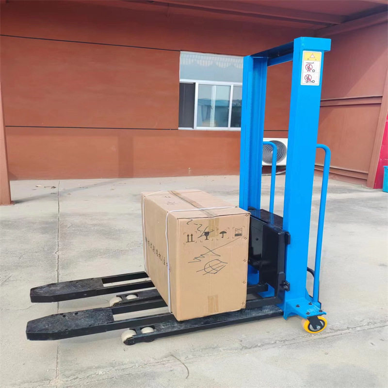 手推堆垛托盘搬运升高车 便携式随车装卸叉车 电动升降随车叉车图片