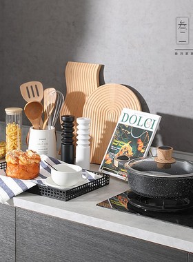 现代简约样板间灶台装饰品摆件厨房组合套装锅具砧板软装