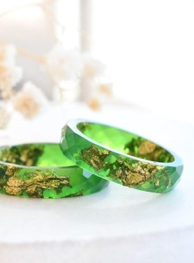 闪亮绿色树脂戒指带金片 - 手工定情戒指