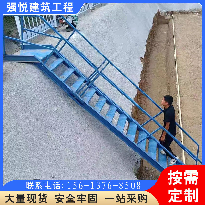 基坑爬梯钢扶梯斜梯上下安全楼梯钢结构钢爬梯护栏工地专用脚手架