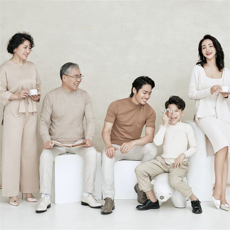 新款全家福服装家庭装影楼主题摄影一家六口拍照咖啡色毛衣亲子装