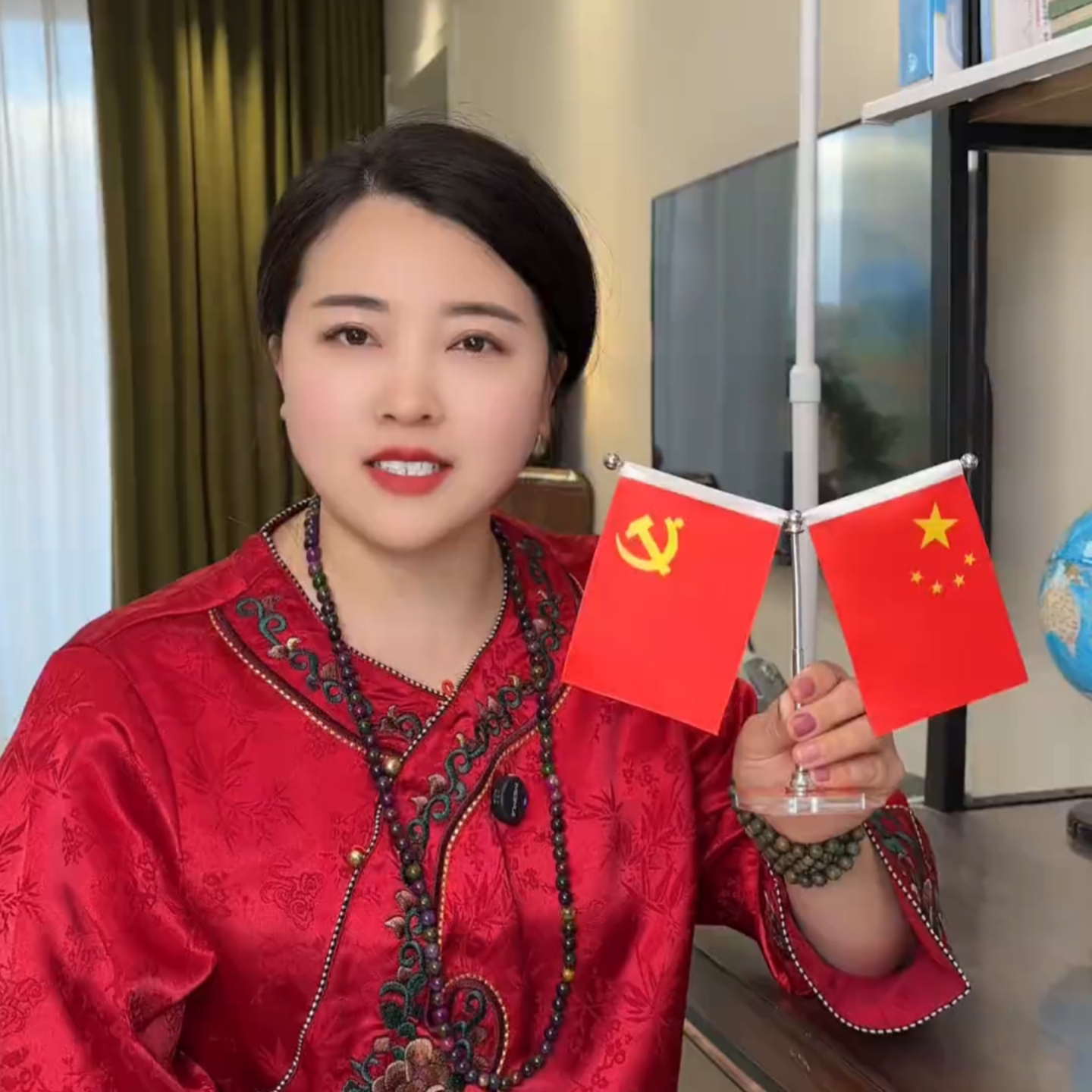 五星红旗摆件家用国旗党旗办公桌装饰车载中控台精美伸缩国旗摆件