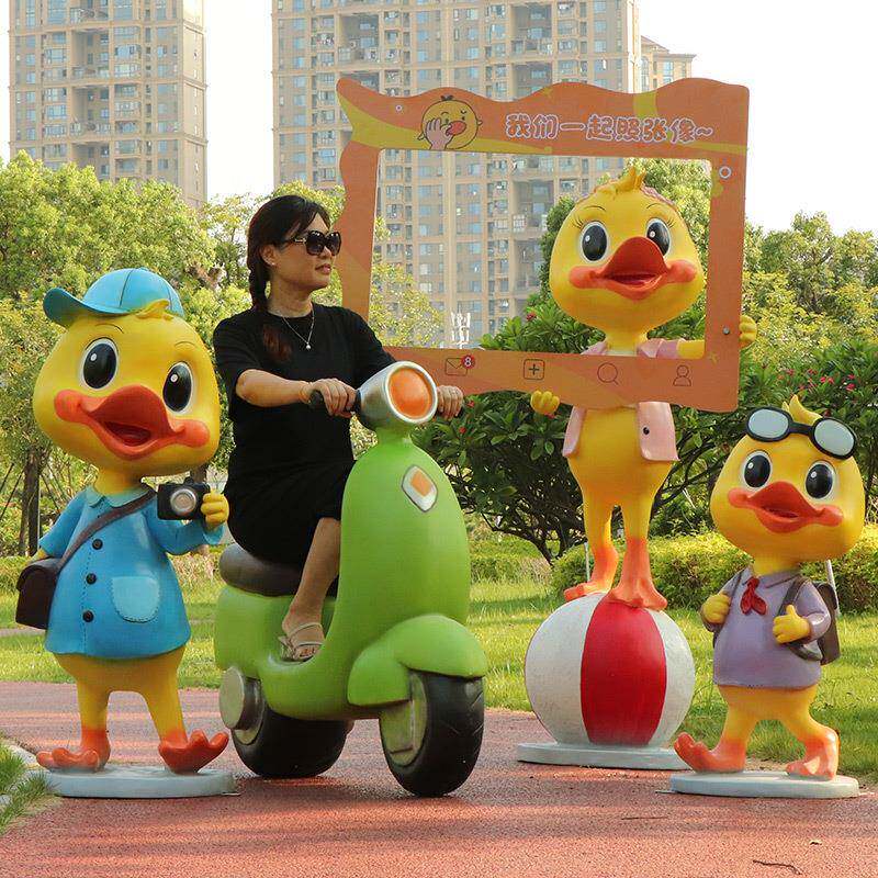 户外卡通网红鸭子雕塑玻璃钢动物幼儿园林景观草坪房地产门口摆件