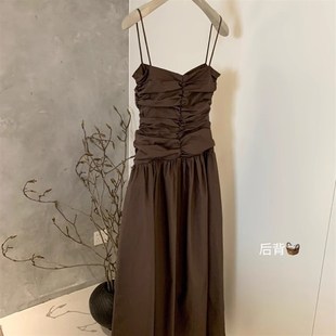 2025初夏穿搭气质抽褶吊带连衣裙夏日绝美设计高腰显瘦A字长裙子