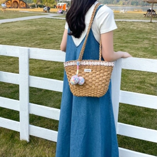 高级感彩色毛球单肩草编包新款 花边草包编织包度假沙滩包百搭女包