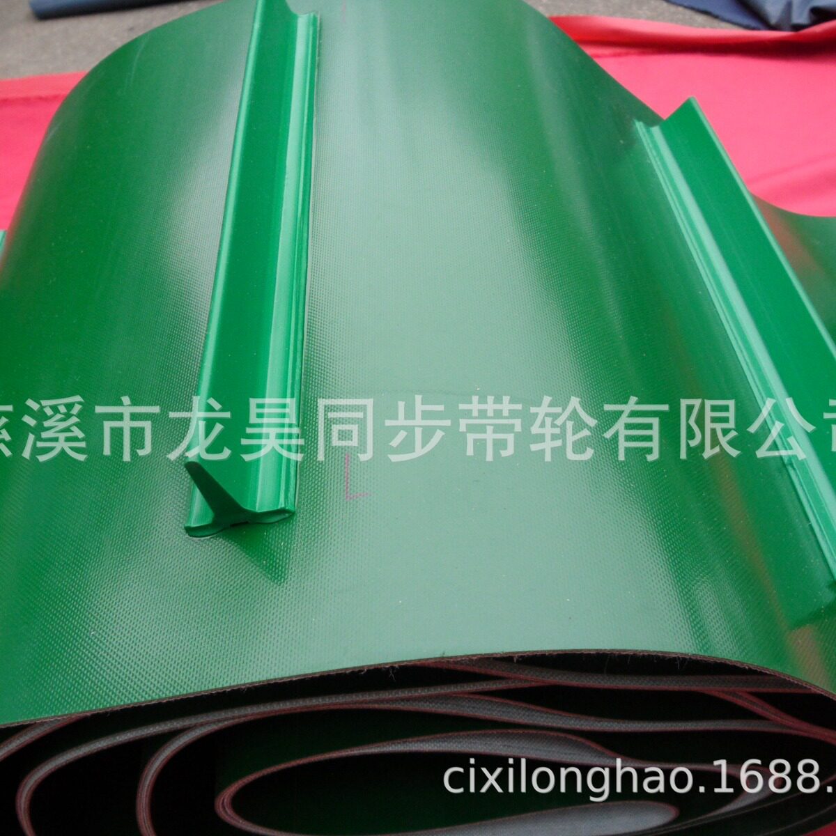 绿色输送带。专业生产各做草带，爬坡形输送带，PVC爬坡带输送机
