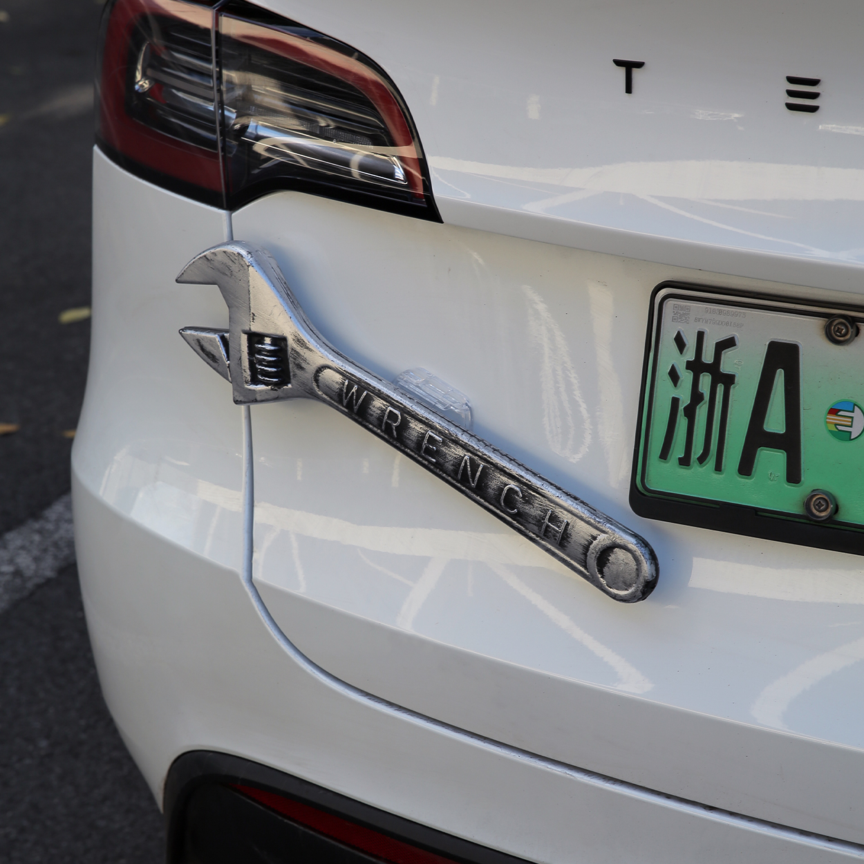 搞怪大扳手车尾挂件车外t离谱摆件车载后备箱夸张装饰汽车内饰品