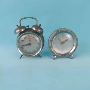 民俗老物件红色文化怀旧收藏民国时期小闹钟座钟七八十年代老摆件