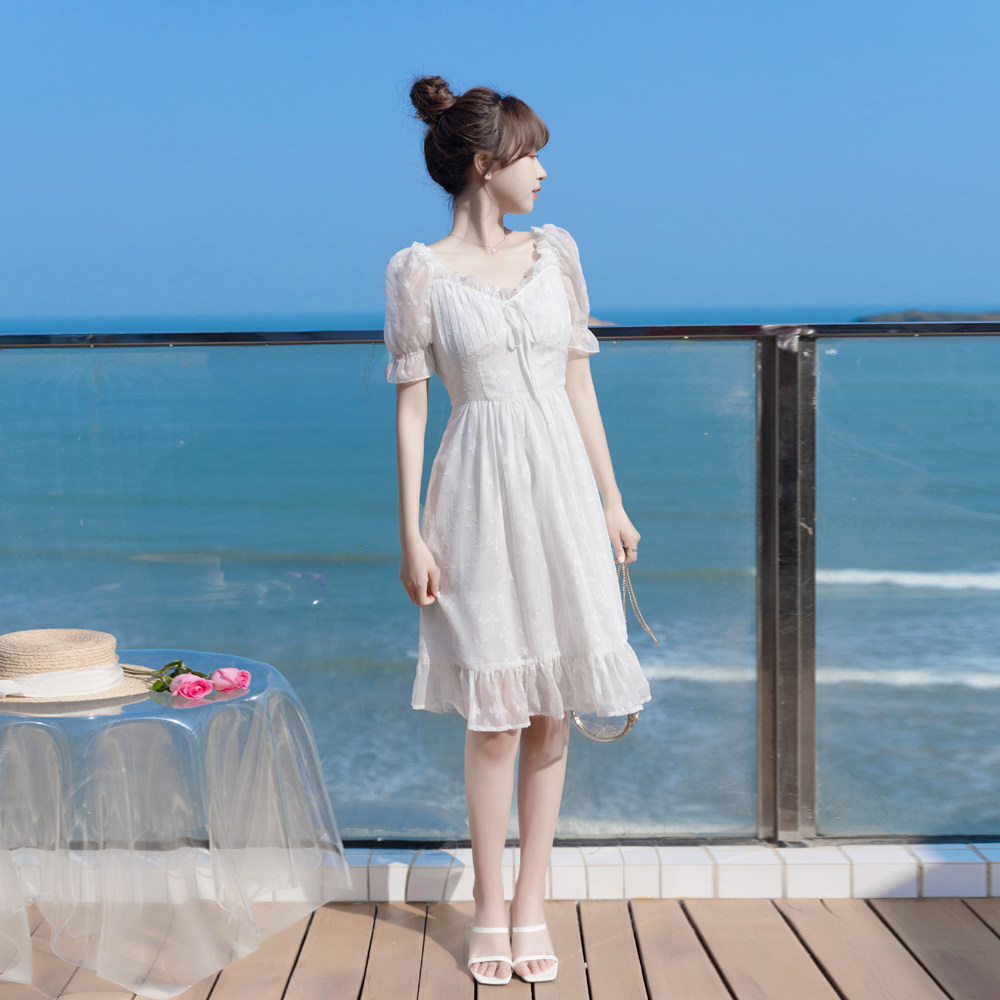 法式温柔风气质茶歇裙2025新款高腰显瘦小众设计感V领连衣裙裙子