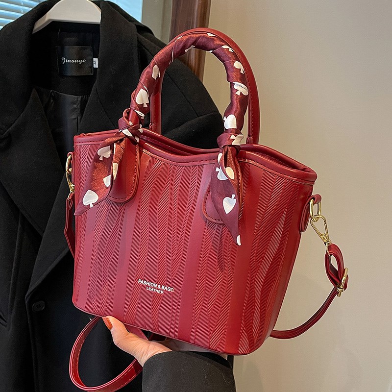 红色包包女2024新款手提婚包高级感单肩斜挎水桶包结婚伴娘新娘包