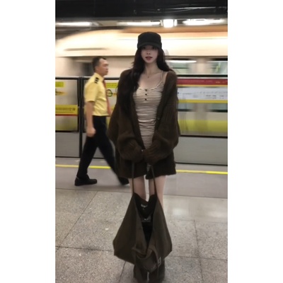 秋季新款慵懒风咖色针织开衫搭修身显瘦条纹吊带连衣裙女时尚套装