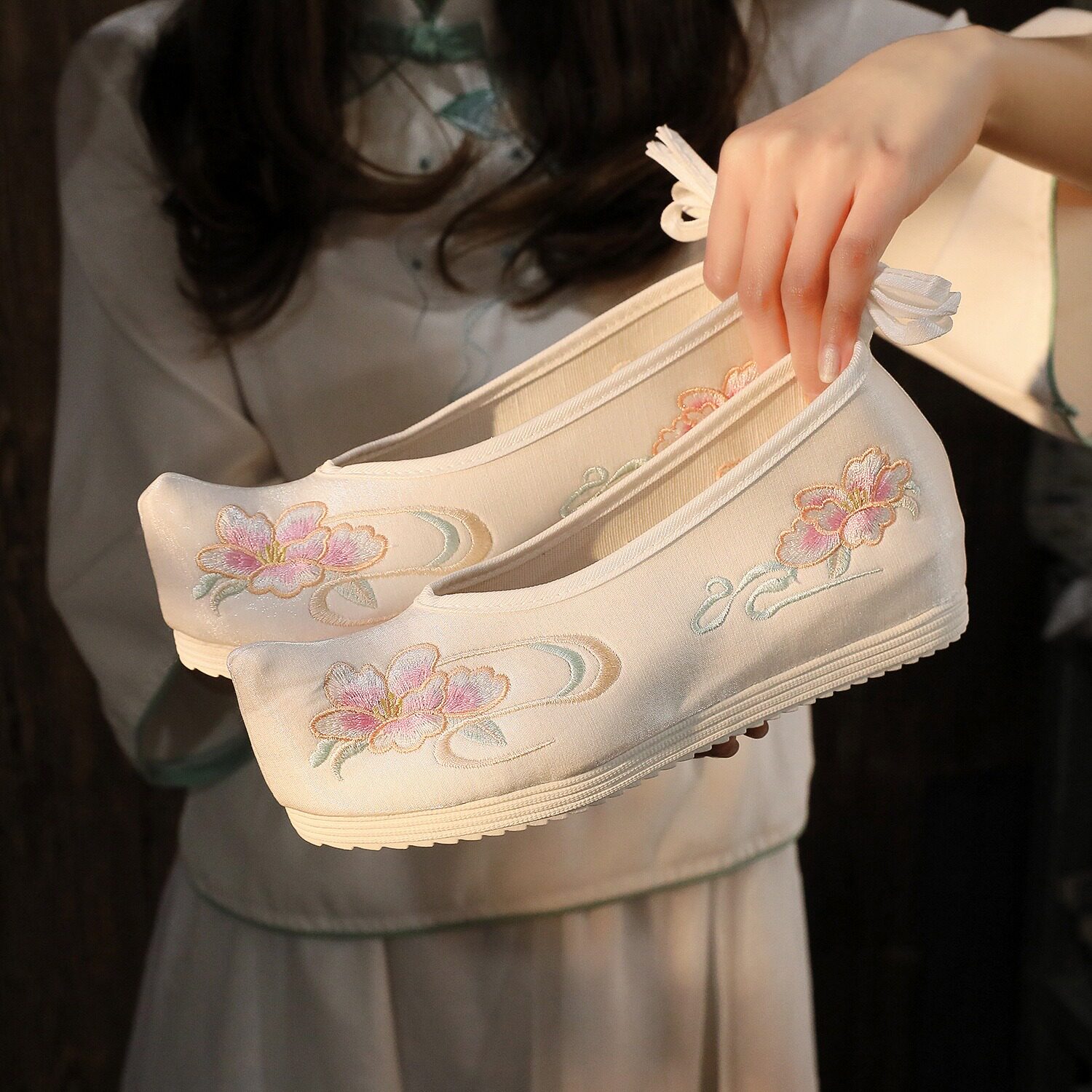 仙子内增高绣花翘头汉服鞋女